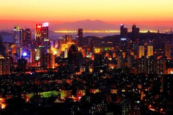 对面房子晚上亮红光风水