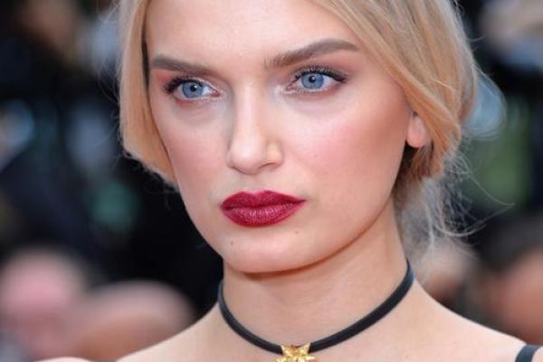 女生八字奶 女生八字奶