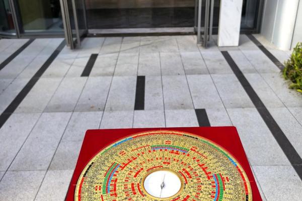 房子在坡中间的房子风水