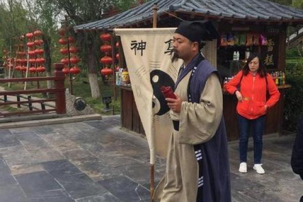 河南俩算命先生为争地盘吵架，围观者感叹可以算别人不能算自己？