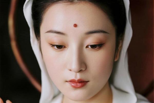 女人有黑观音痣 下巴的痣房屋多