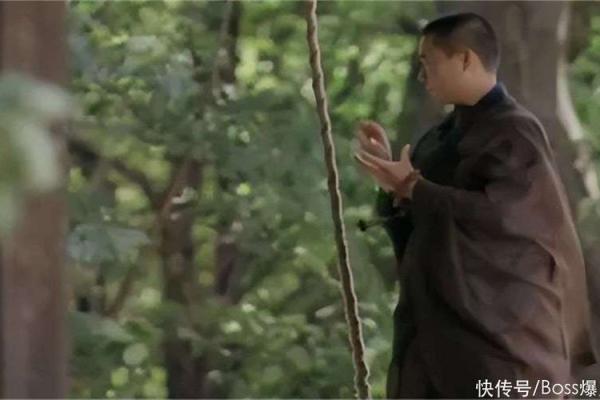 四川算命先生被当街捅死，凶手被捕后大怒：他算得太准，害我10年