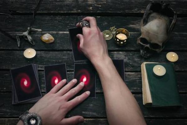 表姐拿着我和堂妹的生辰八字去算命，结果却被算命的骂了！