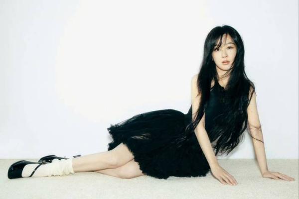 杨紫突破自我尝试新风格,把头发扎成“窜天猴”,八字眉瞬间黑化 杨紫突破自我尝试新风格,把头发扎成“窜天猴”,八字眉瞬间黑化