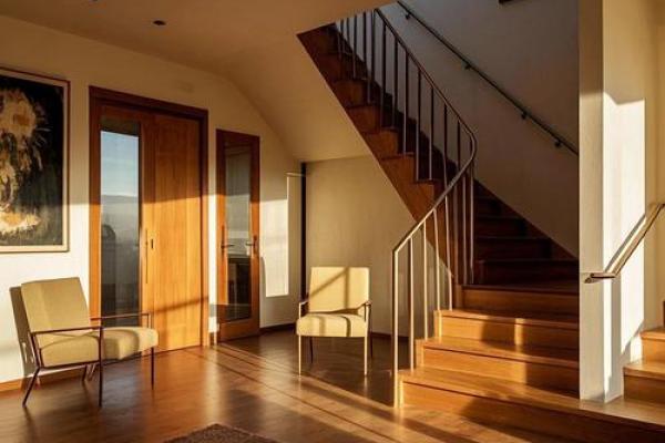 沙发靠楼梯风水