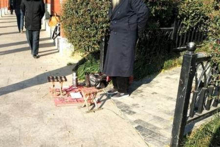 一小伙去算命，算命先生算出天机未泄露，小伙出门后暴毙身亡