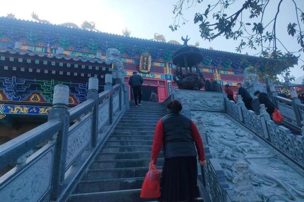 财神爷供桃子好不好  财神爷贡品放桃子可以吗 财神爷供桃子好不好  财神爷贡品放桃子可以吗