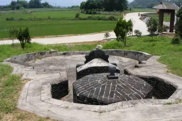 坟前庙后什么意思,这风水好吗 坟前庙后什么意思,这风水好吗