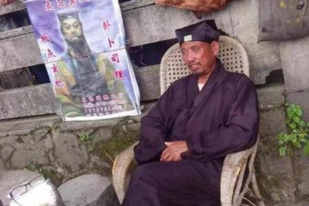 算命先生让我今年避开丧事