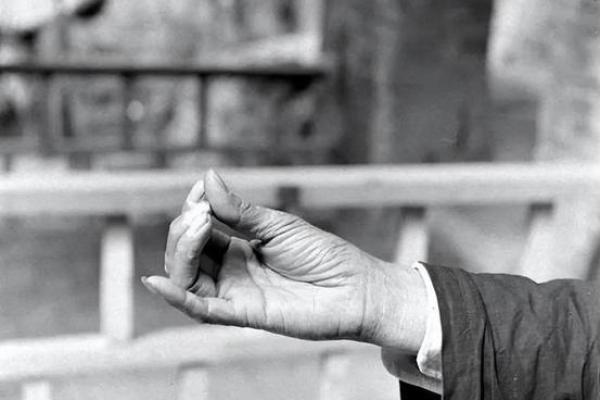 下午有没有算命的先生