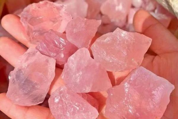 粉色水晶的风水作用增强爱情运势 粉色水晶的风水作用增强爱情运势